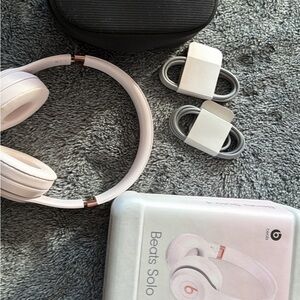 Beats by Dre Solo3 Wireless Headphones in Light Pink with Rose Gold Accents